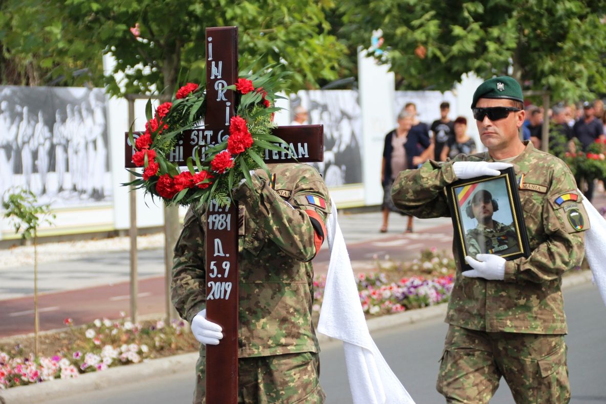 Durere fără margini. Eroul Ciprian Polschi a fost condus pe ultimul drum