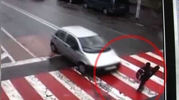 Fetița lovită pe trecere a decedat. Șoferul conduce în continuare