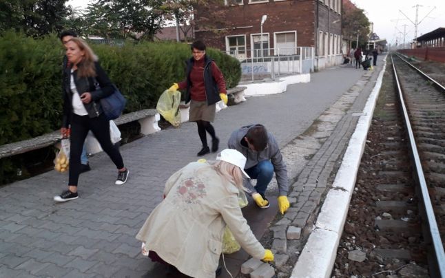 Kilograme de chiștoace, adunate din gară, de o echipă de voluntari