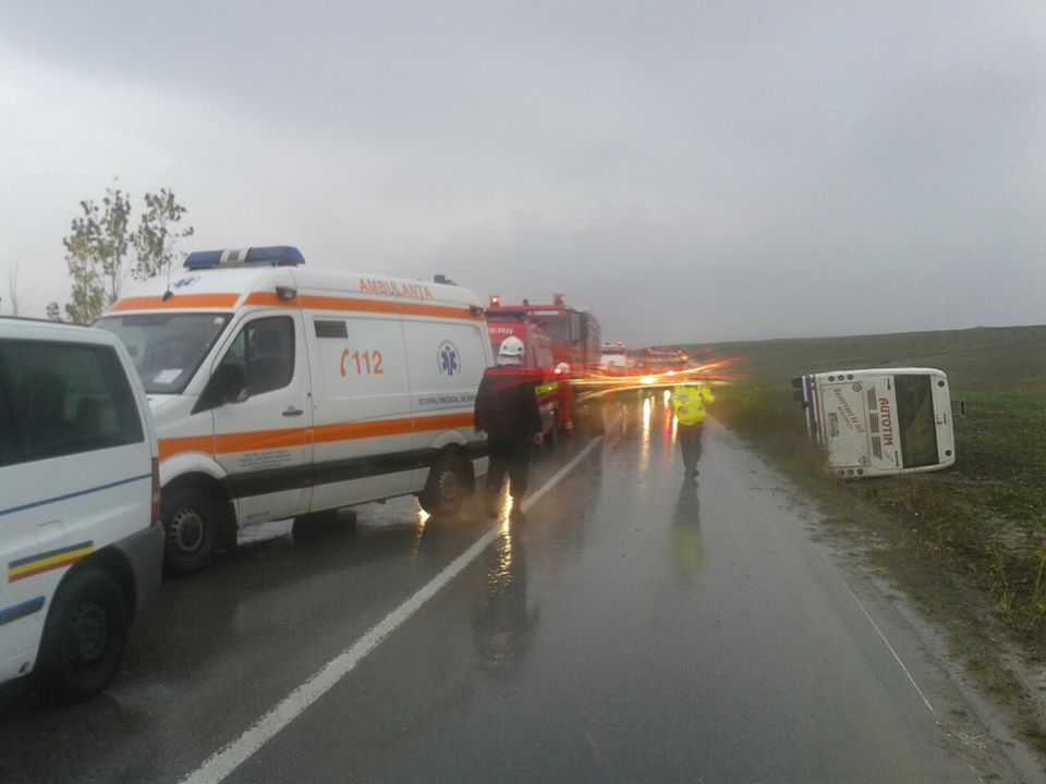 Autobuz plin cu nuntași, implicat într-un grav accident rutier
