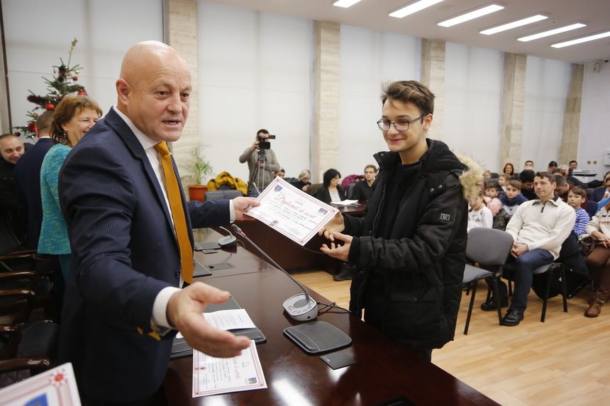Elevi premiați de Consiliul Județean, pentru rezultate deosebite