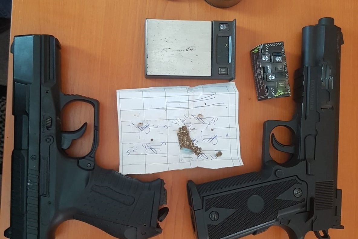 Zeci de kilograme de droguri traficate de o rețea din Buzău. Polițiștii au descins la mai multe adrese