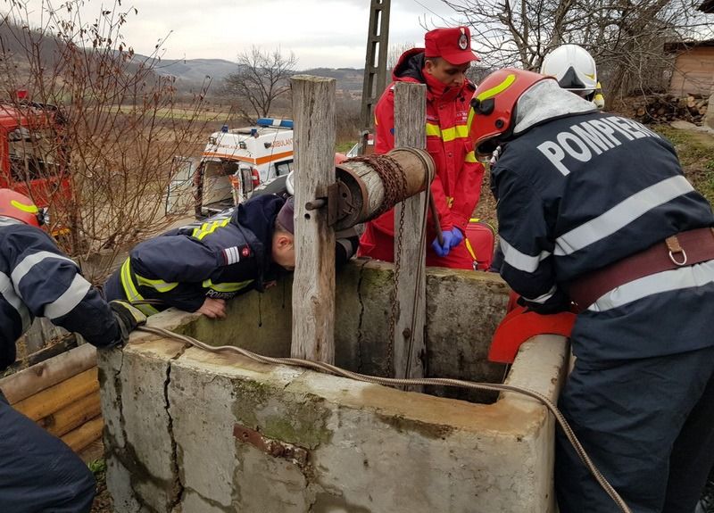 Misiune de salvare a unei femei căzute în fântână, la Vadu Pașii!