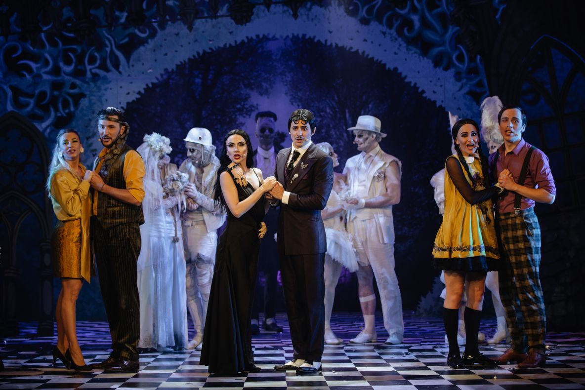 "Familia Adams" sosește la Buzău de Sf. Andrei