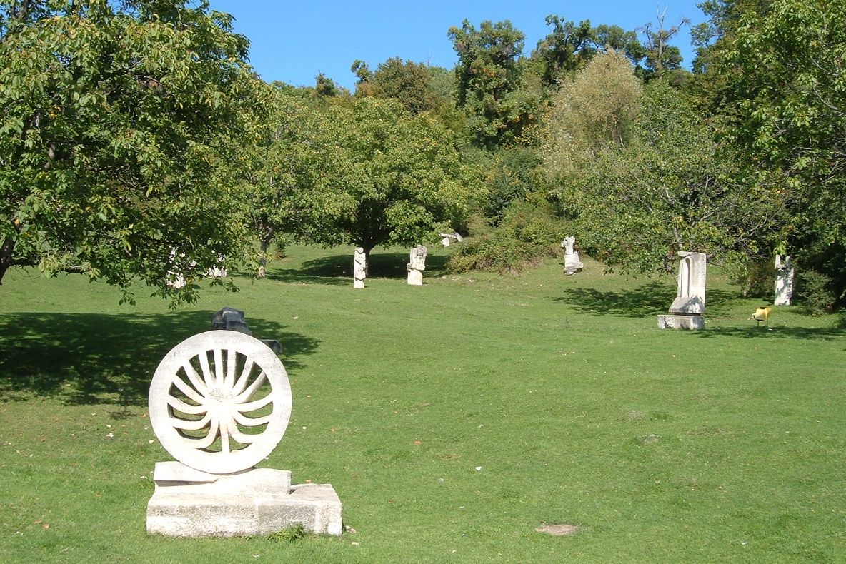 Autoritățile din Buzău vor să scoată din anonimat tabăra de sculptură în aer liber, de la Măgura