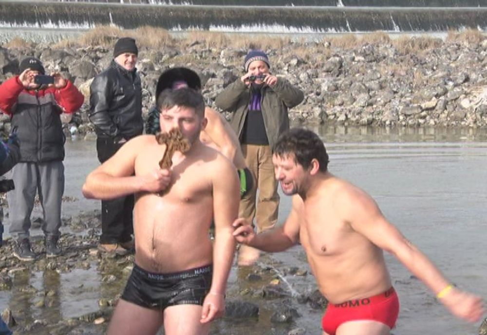 Un tânăr de 18 ani a recuperat crucea, din apele Râului Buzău