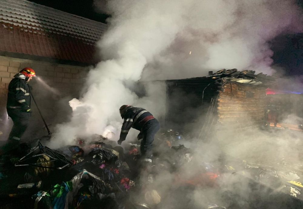 Vântul puternic face ravagii în județul Buzău. Pompierii nu mai fac față solicitărilor