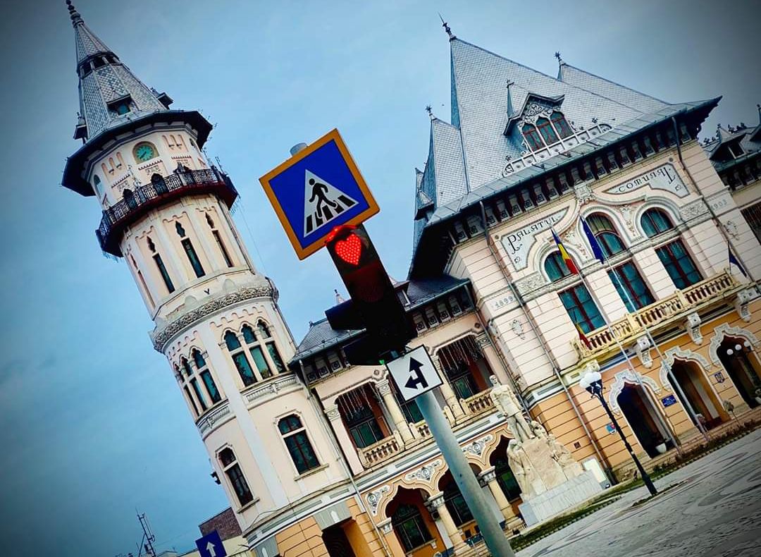 La Buzău, culoarea roșie a semafoarelor luminează sub formă de inimioare