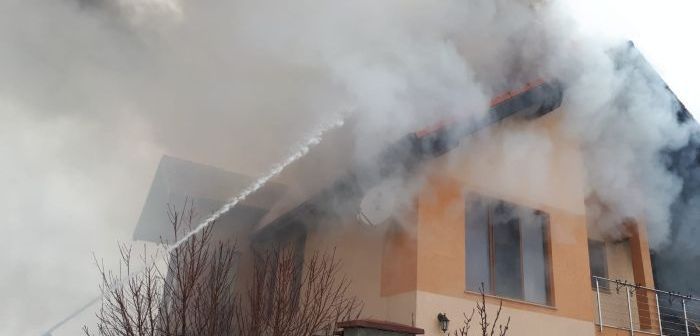 Vilă din Mărăcineni, în flăcări