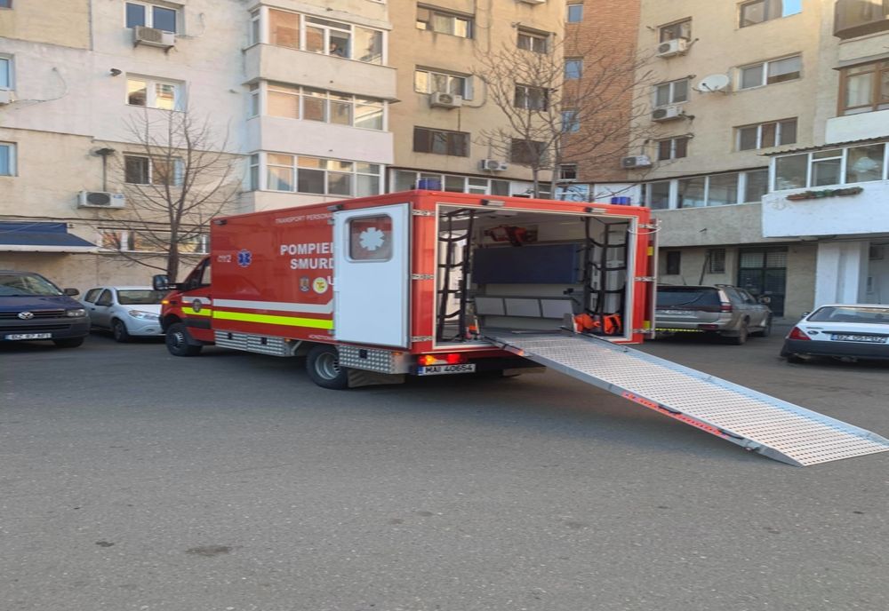 Femeie de 37 de ani, transportată la spital. Era în izolare la domiciliu