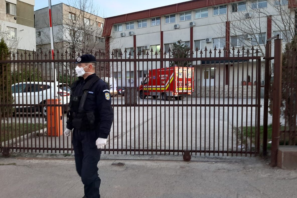 Bărbatul suspect de infectare cu COVID-19 care a părăsit Spitalul Judeţean de Urgenţă Buzău a fost găsit de oamenii legii