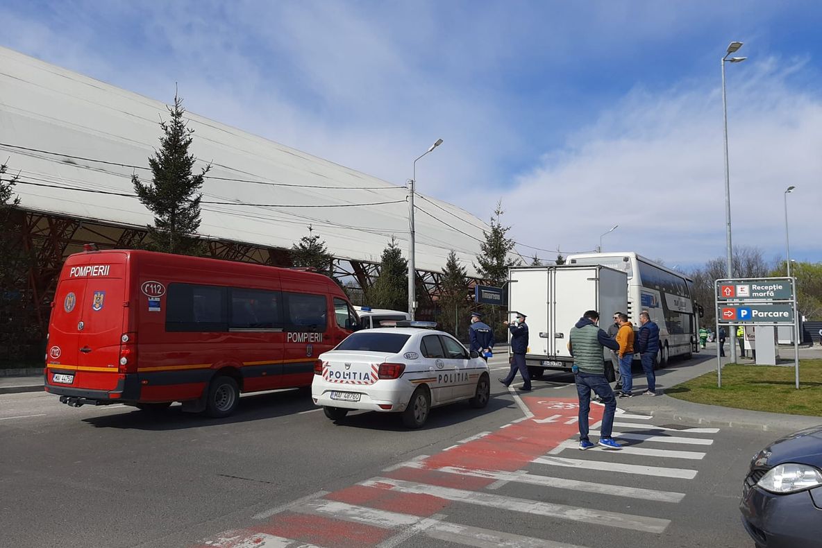 Autocar venit din Anglia, izolat de cetățeni la intrare în Buzău