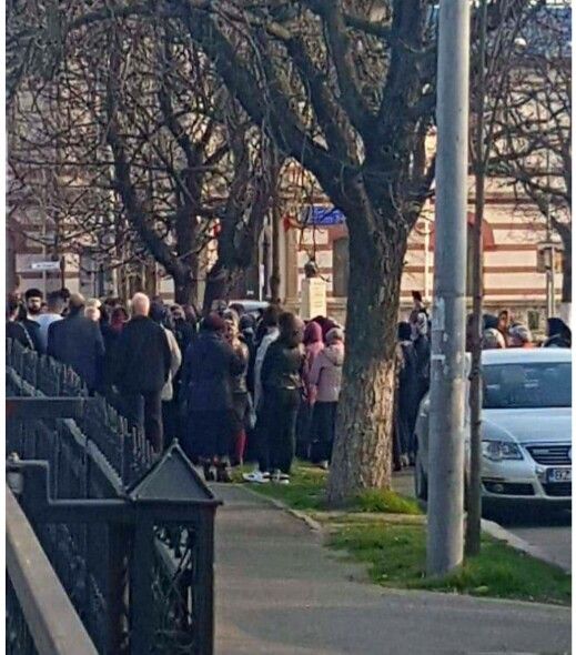 Inconștiență extremă. Zeci de buzoieni au luat cu asalt o biserică pentru a se ruga la icoana făcătoare de minuni