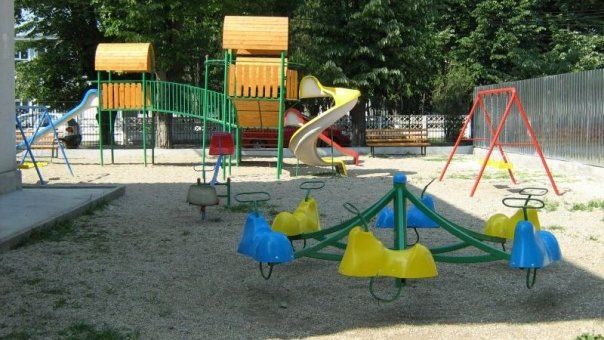 Măsuri de urgență. Se dezinfectează autobuzele și locurile de joacă