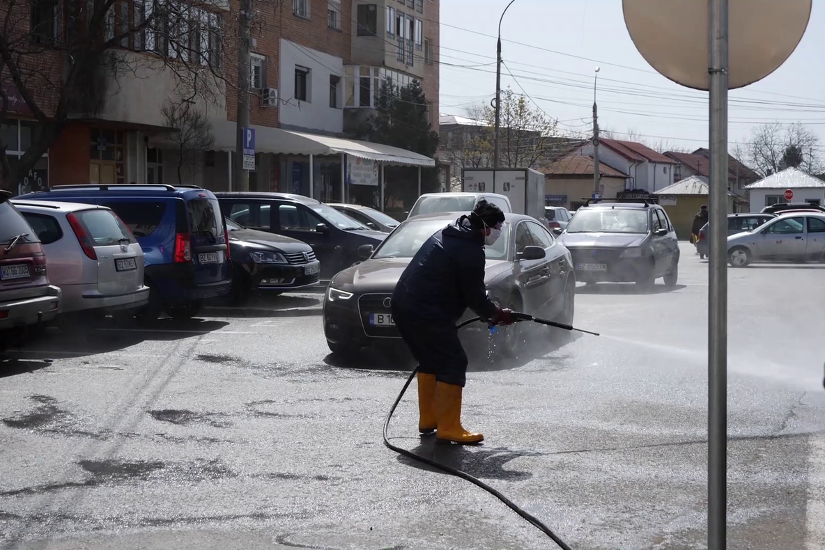 Străzile din Buzău, stropite cu  dezinfectant