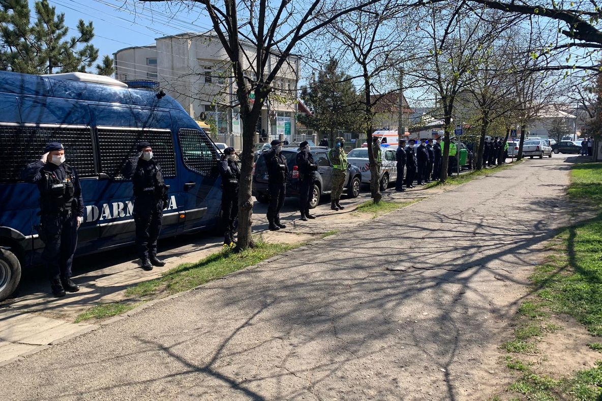 Sirene pornite și salut milităresc pentru cadrele medicale din Spitalul Județean