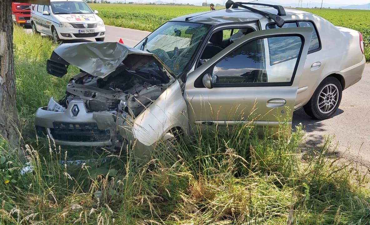 A intrat cu mașina în copac!