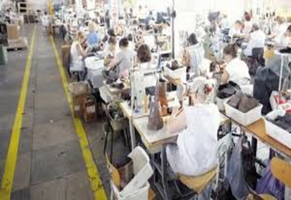 Fabrică de confecții din Nehoiu, focar de Covid-19