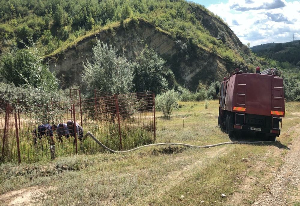 Situație critică la Scorțoasa. Pompierii transportă apă pentru adăpatul animalelor