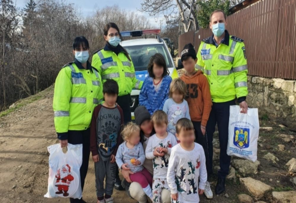 Polițiștii buzoieni au fost ajutoarele lui Moș Crăciun