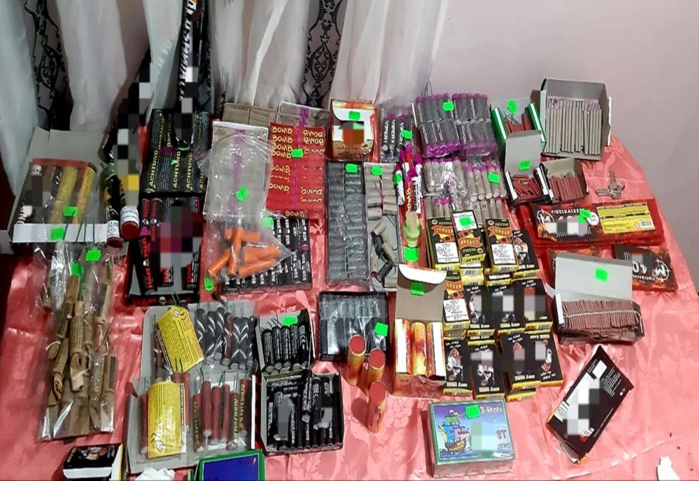 Jandarmii au depistat patru persoane ce deţineau în vederea comercializării 2800 de materiale pe baza de amestecuri pirotehnice