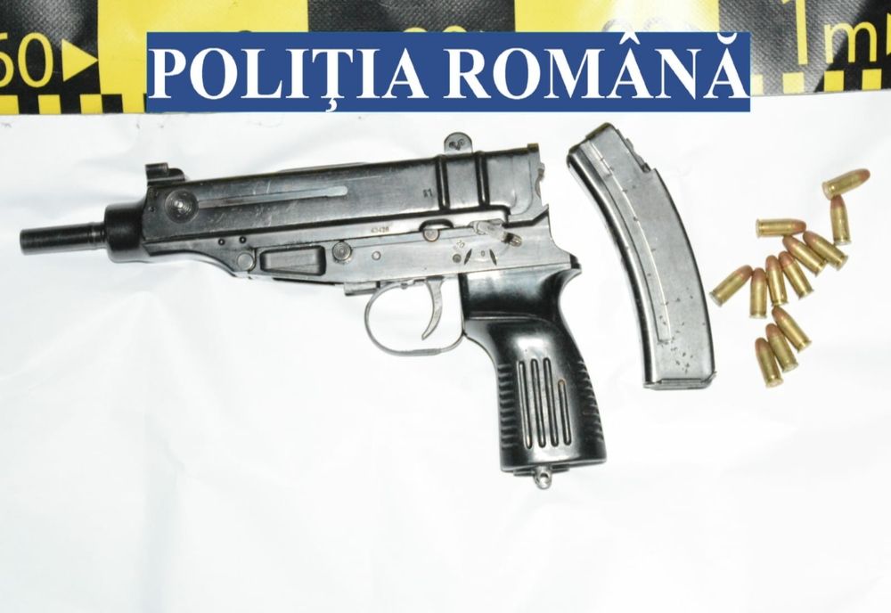 Armă automată găsită de polițiști în cimitirul din Vadu Pașii