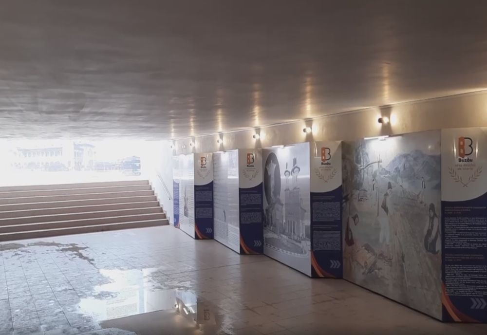 Plouă în pasajul de pe Bulevardul Unirii