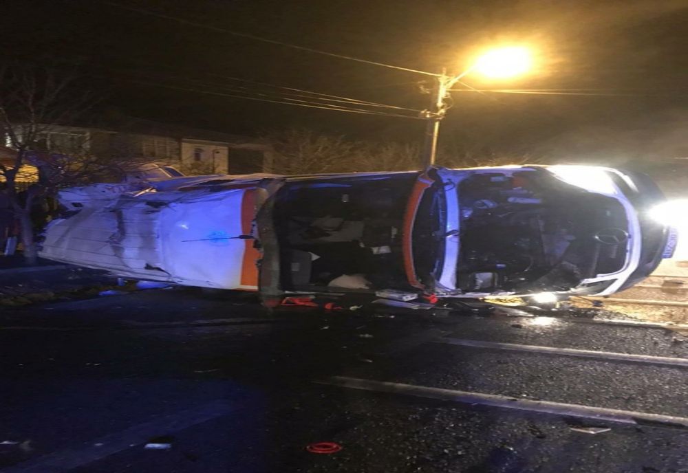 ULTIMA ORĂ: Ambulanță izbită de un cap de pod! Pacienta a murit