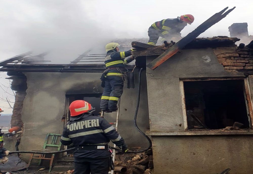 Bătrână de 80 de ani găsită moartă în casa care a luat foc