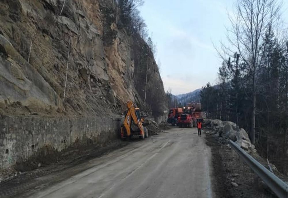 S-a reluat circulația pe DN10 în zona Siriu