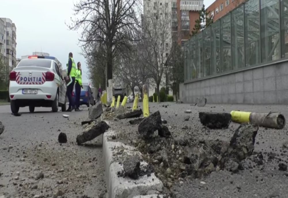 A dărâmat stâlpii de protecție ca pe popice