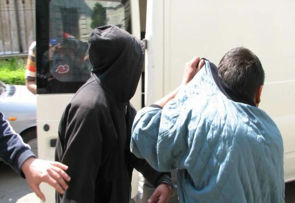 Doi minori reținuți pentru furt din societăți comerciale