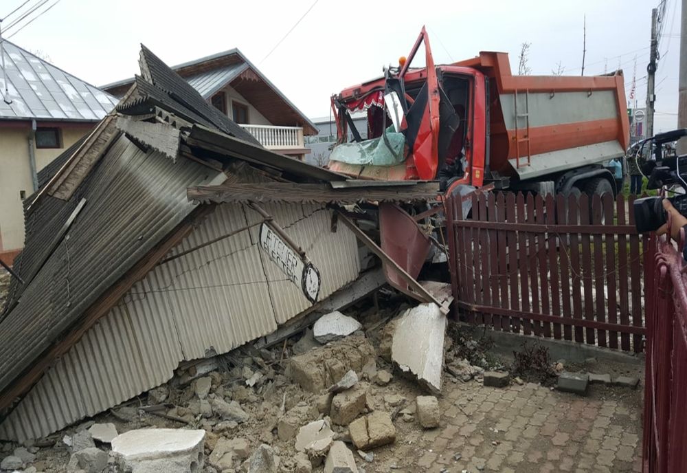 A intrat cu camionul într-o anexă a unui imobil din Mărăcineni