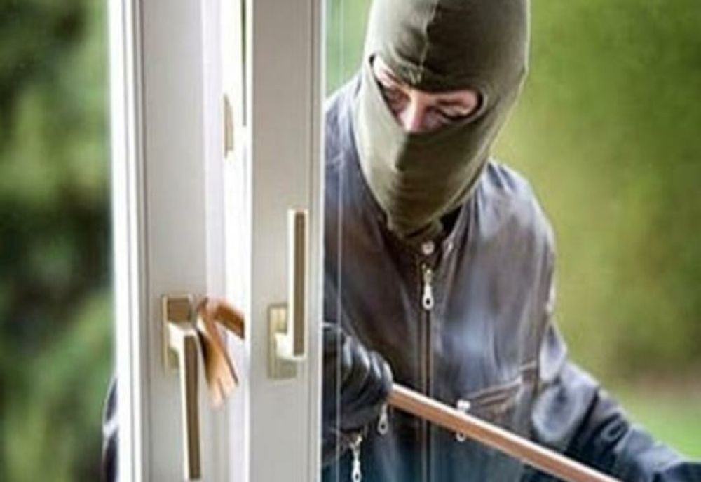 Bănuiți de tentativă la furt calificat din locuinţă prinși de poliţişti 