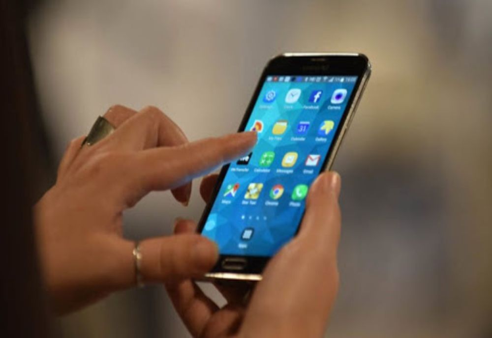 A vândut unei tinere două telefoane, replici ale unor mărci consacrate