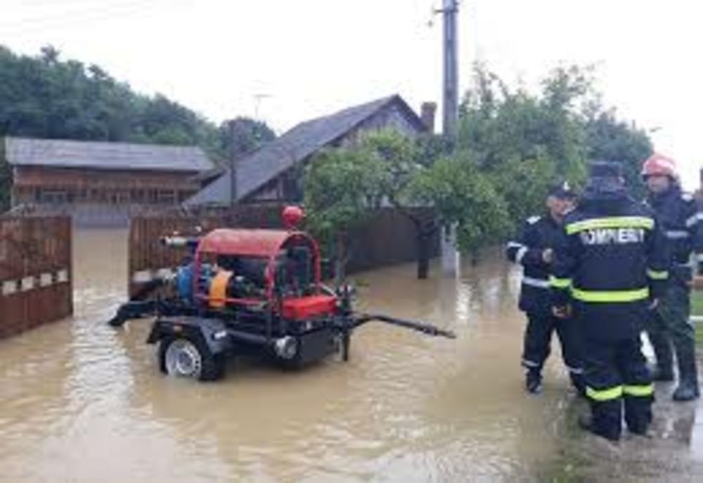 Pompierii buzoieni intervin pentru evacuarea apelor din mai multe gospodării din județ