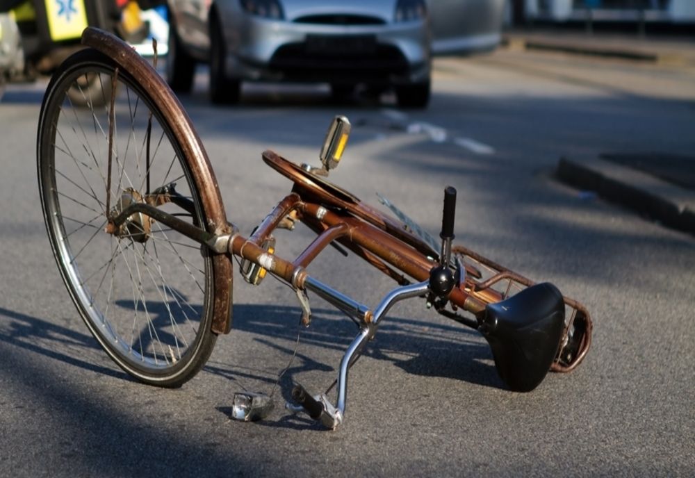 Biciclistă accidentată pe strada Mesteacănului 