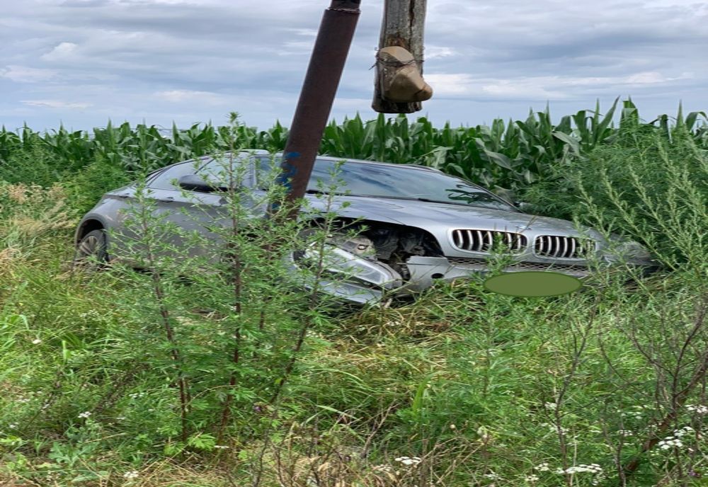 A intrat cu mașina într-un stâlp de pe marginea drumului