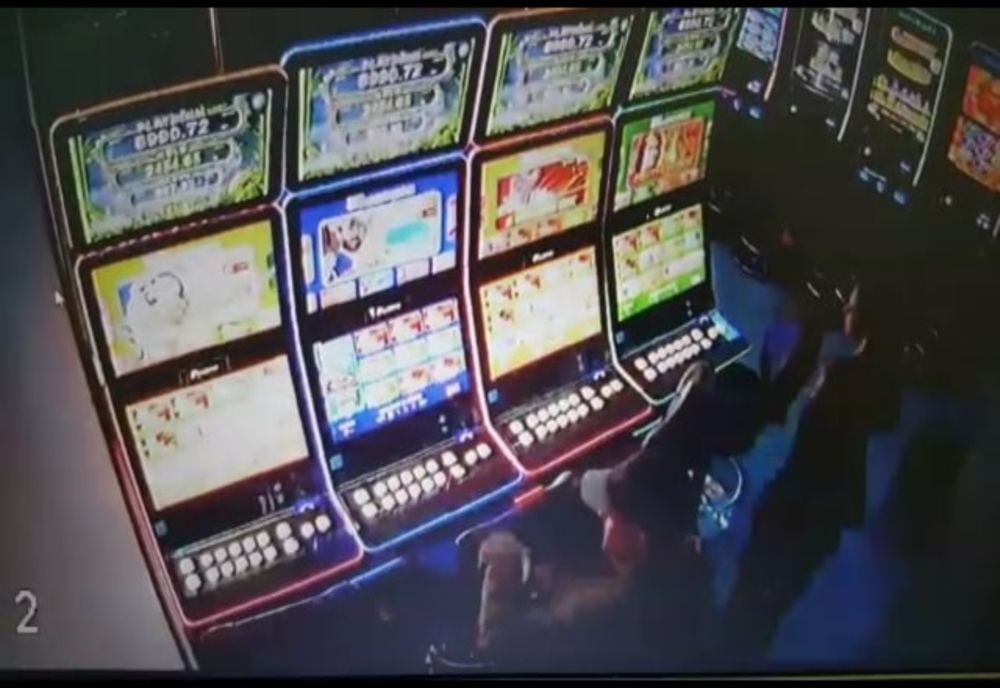 Supărat că a pierdut la jocurile de noroc, a spart ecranul unui aparat electronic 