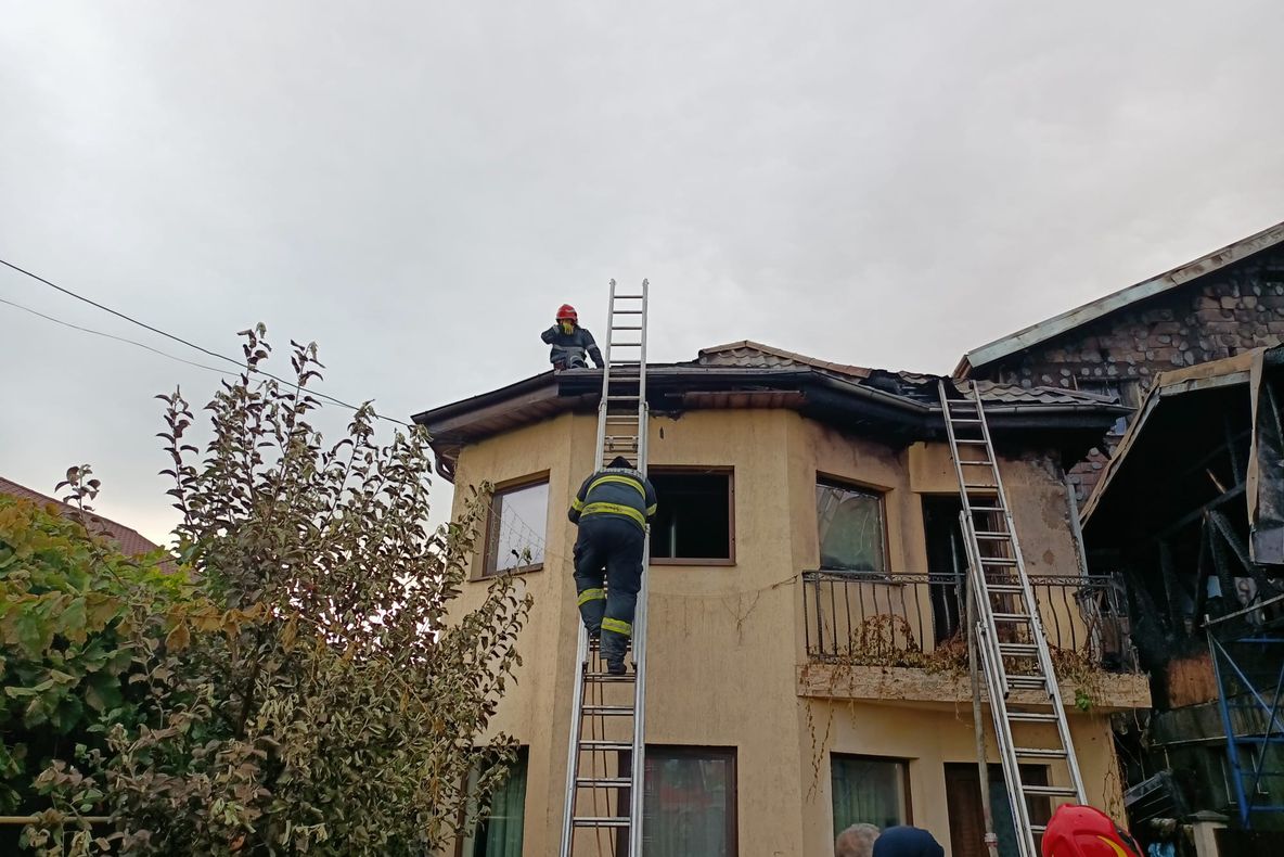 Incendiu la 3 case de pe strada Alexandru Vlahuță