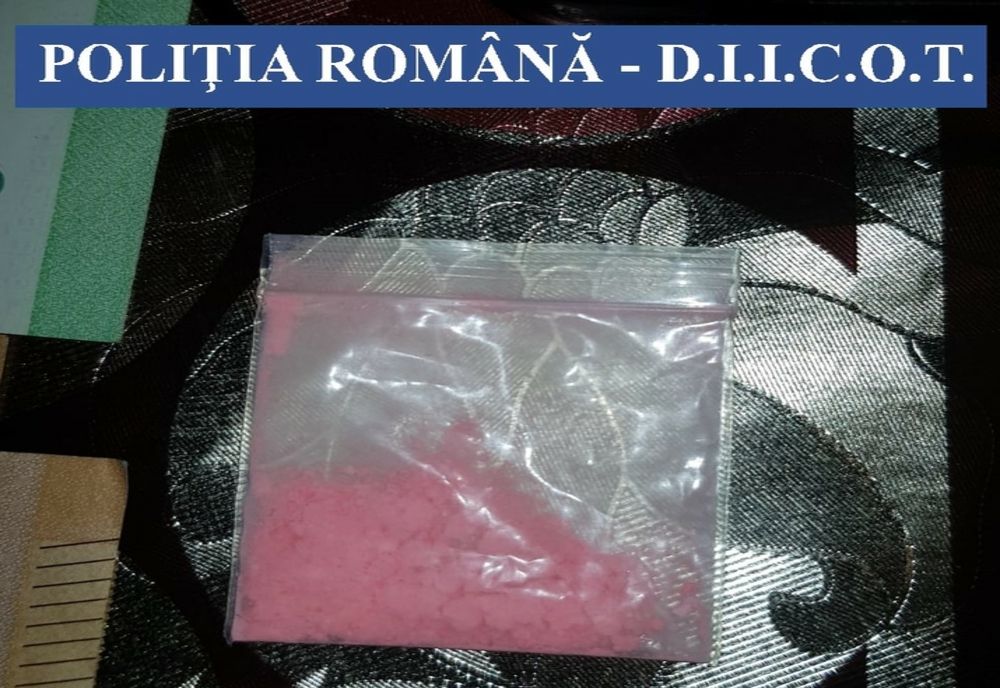 În urma perchezițiilor de ieri au fost reținute pentru 24 de ore 3 persoane, cu vârste cuprinse între 29 și 35 de ani, toate din județul Buzău