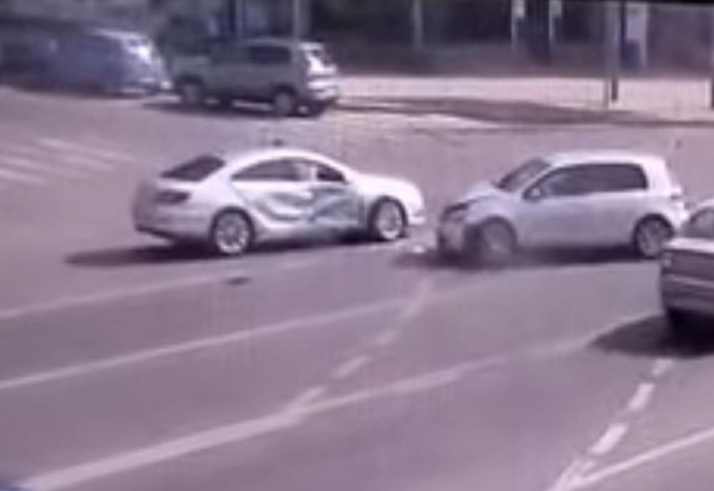 Cu mașina furată din Buzău a făcut un accident în Iași 