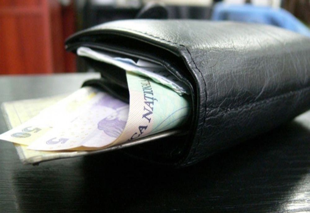 Un buzoian de 62 de ani a furat 500 de lei din portofelul unei femei de 70 de ani