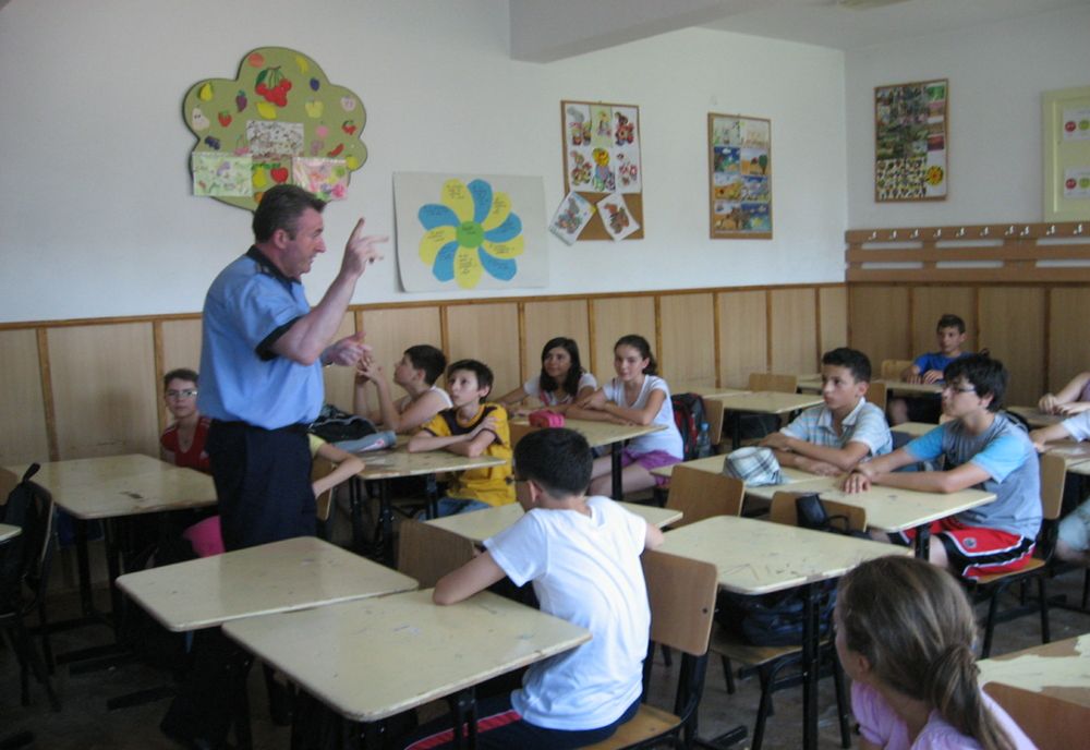 Polițiștii buzoieni alături de elevi la început de an școlar