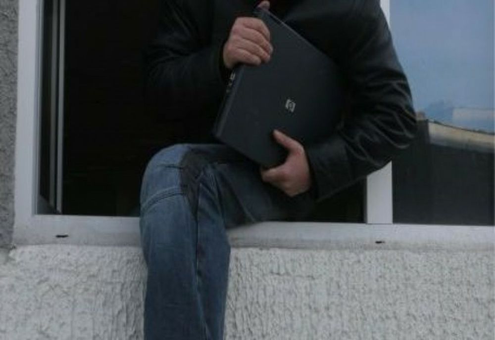 Un minor de 15 ani prins în flagrant în timp ce încerca să pătrundă într-o societate comercială