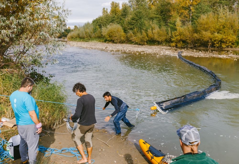 Bariere colectoare de plastic pe râul Buzău