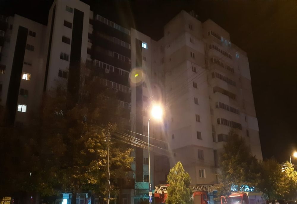 După două ore de negocieri o femeie care amenința că vrea să se arunce de la etajul 10 a fost salvată