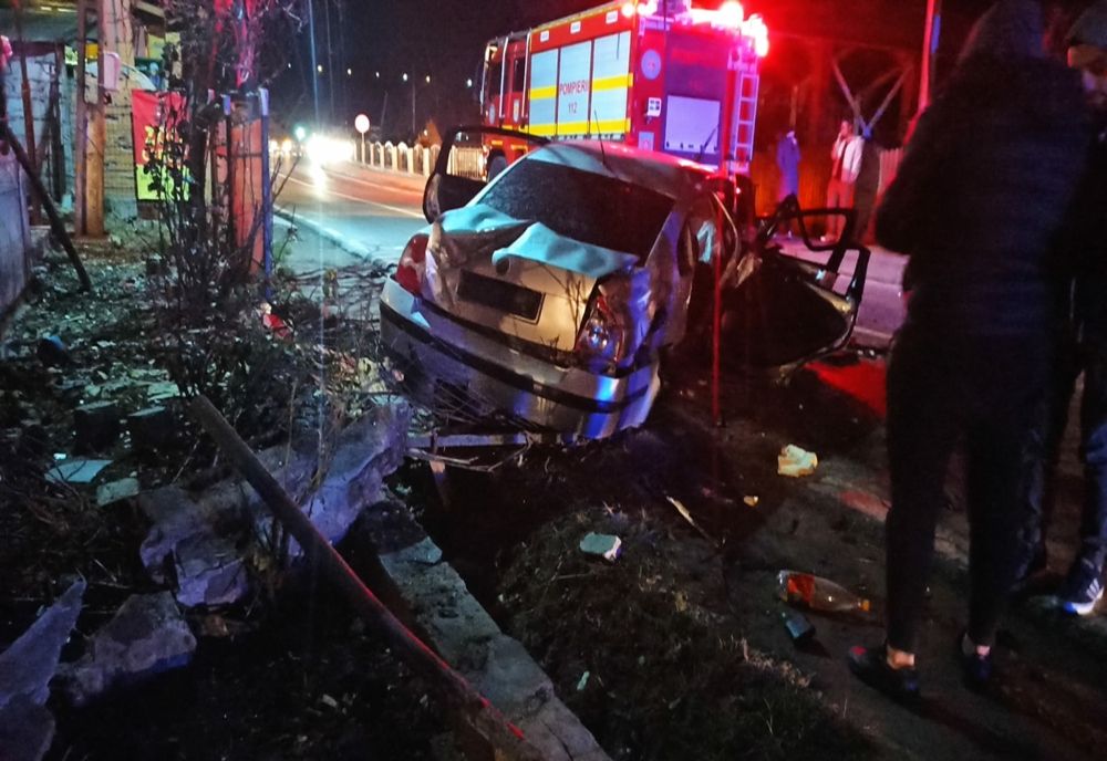 Foto: Accident cu trei tineri răniți pe DN10