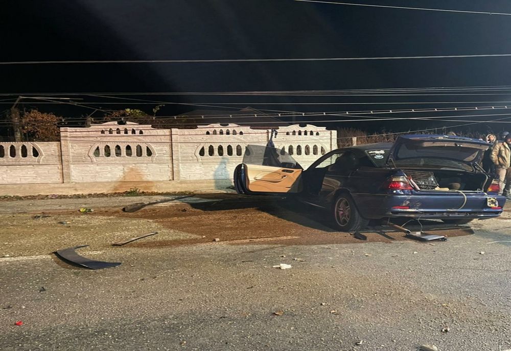 Foto: A intrat cu mașina într-un stâlp pe DN10, iar o pasageră din autoturism a decedat