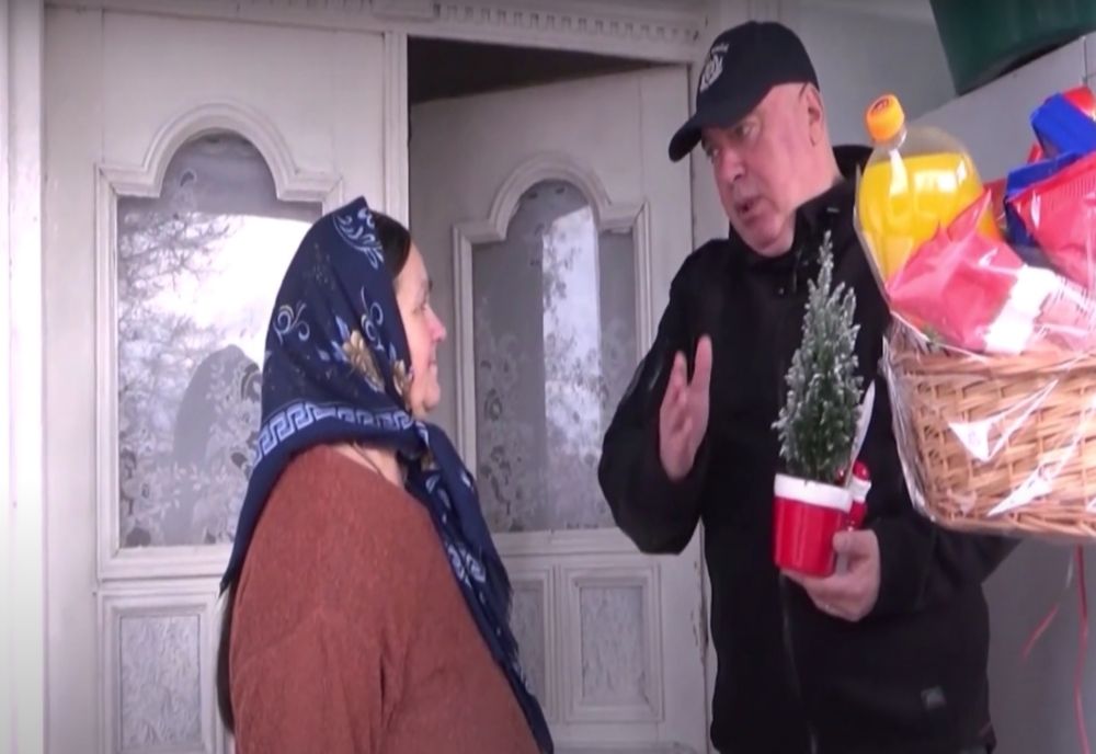 De Ziua Solidarității polițiștii buzoieni au fost alături de o bătrână căreia i-a luat foc casa